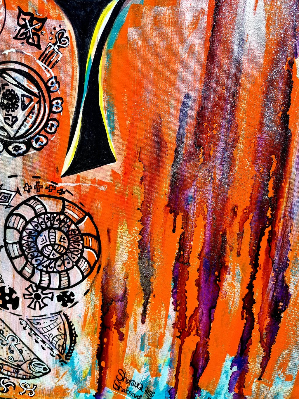 Naranja detail: a patterned disc beside the neck, with the artist's signature in the orange drips