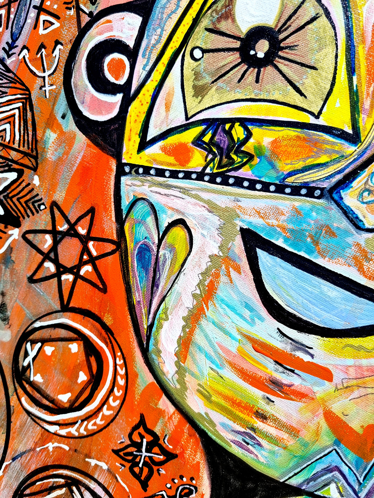Naranja detail: a starred eye and the blue smile, with an eight pointed star drawn below